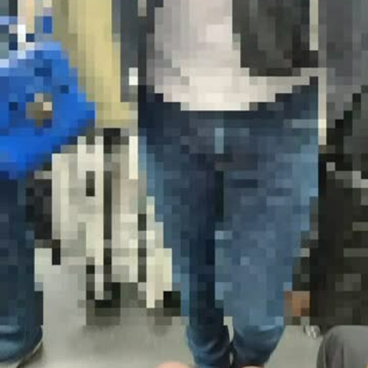 うみの隣の席のが空いたから前に立ってたサラリーマンが隣に座ってきた😖
手すりを握るフリして太もも触ってきたし脚を離して