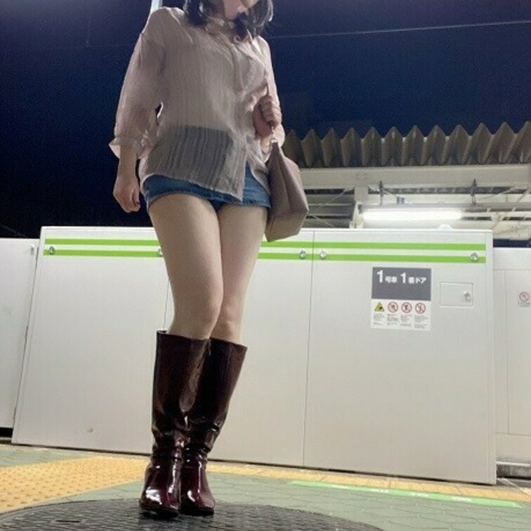 「パンツを脱いで…アソコを弄り感じて、シコシコして太ももに射精され…」

見えているのはパンツじゃなくて💦スカパンな