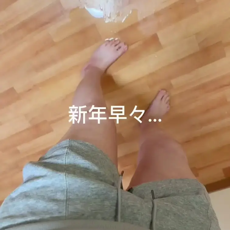 【🔥大反響につき公開延長！新年早々尿まみれ！大量お漏らし3連発🔥】あけましておめでとうございます！今年初の動画はまたすご