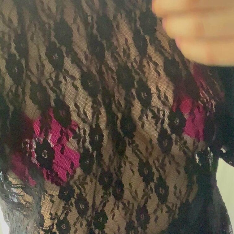 路上でえっちなニップレスを剥がしてぽよぽよしちゃいました…バレたらまずいけど💦よかったらコメントくれると嬉しいですー！