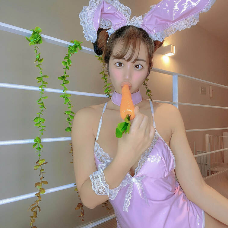 おつかれさまです♪♪
今日の夜中にこのコスプレを着たオナニー動画や写真を投稿します😛💕🥕
ウサギさんと、にんじんです
