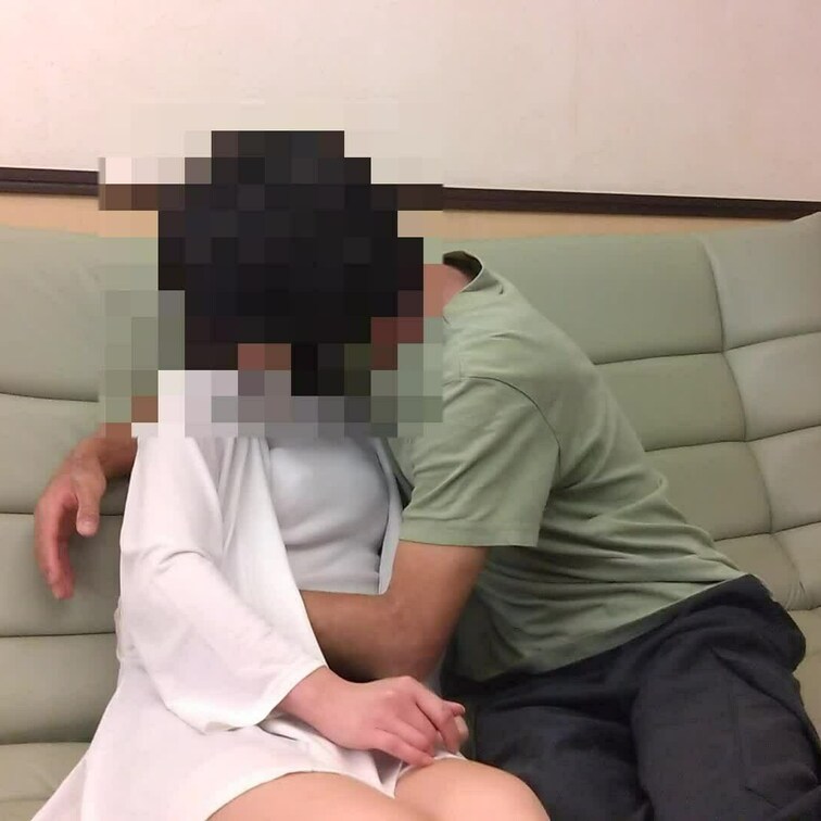 エロ仲間のYさんとホテルに入ってからお風呂がたまるまでソファでイチャイチャしていた様子です。