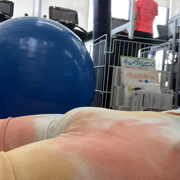 久しぶりのログインになってしまいました💦ごめんなさい💦

このウエアは少し厚手な事も手伝って綺麗な恥丘をご覧頂けます