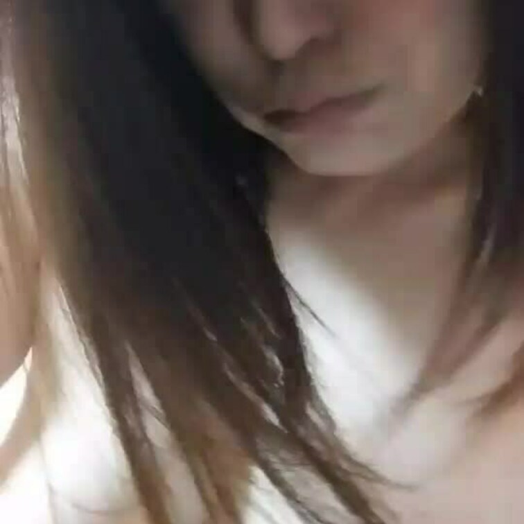 スケベな垂れ乳揺らしながら電マでオナする五十路熟女💕