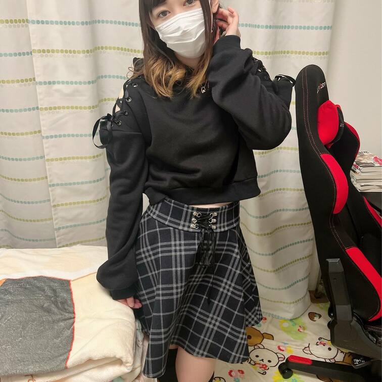 「毎回会う度に下着を見せてくる幼馴染」