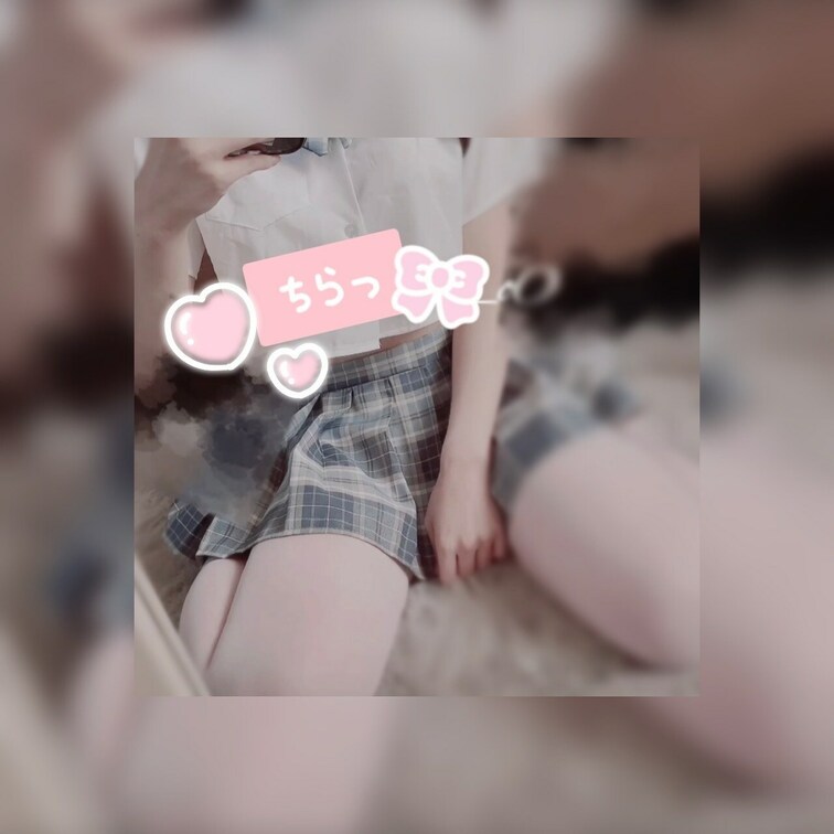 制服の下はこんなにえっちな下着をつけてるの。こんな子でも好き？
