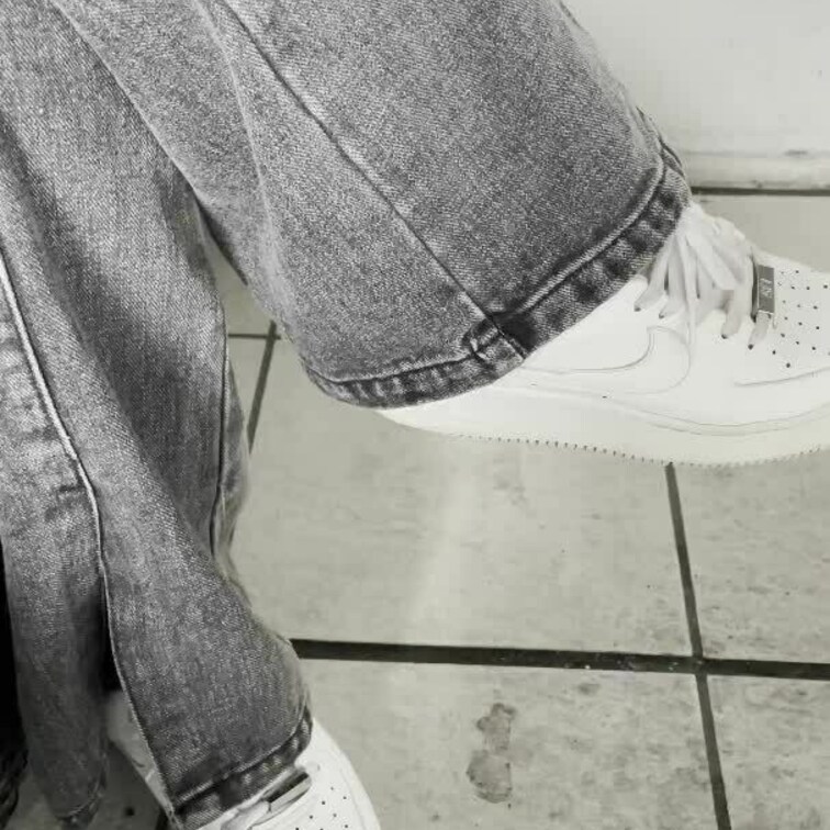 ルックスオススメの1人
Uちゃんの靴下足裏と素足撮影
靴下に穴が開いていてよりリアリティのあるものが撮れました