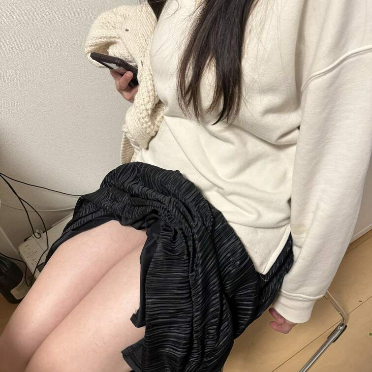 隣でスマホいじりながらくつろいでる年上彼女の美脚をのぞいちゃいました