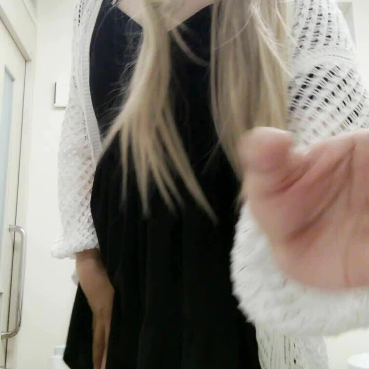 精液を搾り取って食べる動画です