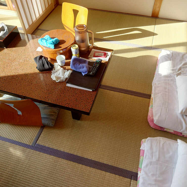 この写真みて何か違和感を感じますか?
旅館に泊まって朝起きて
朝食へ向かう前の部屋の様子です(^^)
朝食