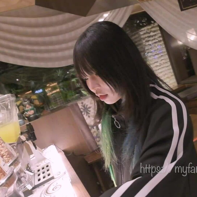 右上の ⸜ ♡ ⸝‍ 押してからみてくれたら嬉しいです𓈒𓏸

ホテルを満喫するねむいさん(´ᴗ ·̫ ᴗ`)


