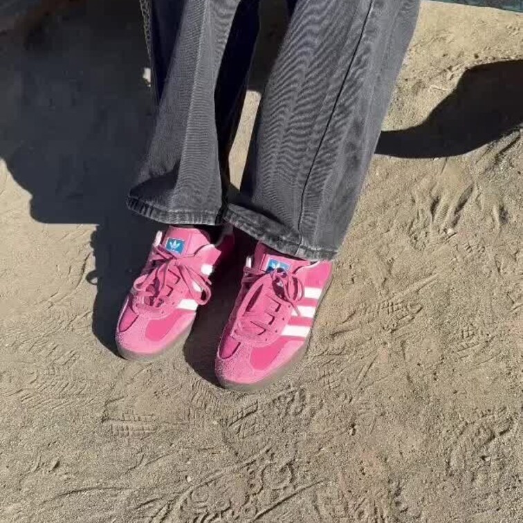 新規19歳大学生さん
キリッと系健康的な美人さん
adidasのスニーカーと黒靴下足裏とつま先
中敷にはうっすら足