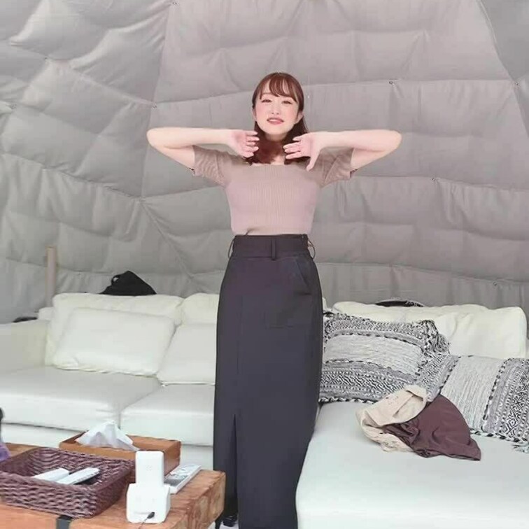 水着に着替えてるところを撮ってみましたよ～💕