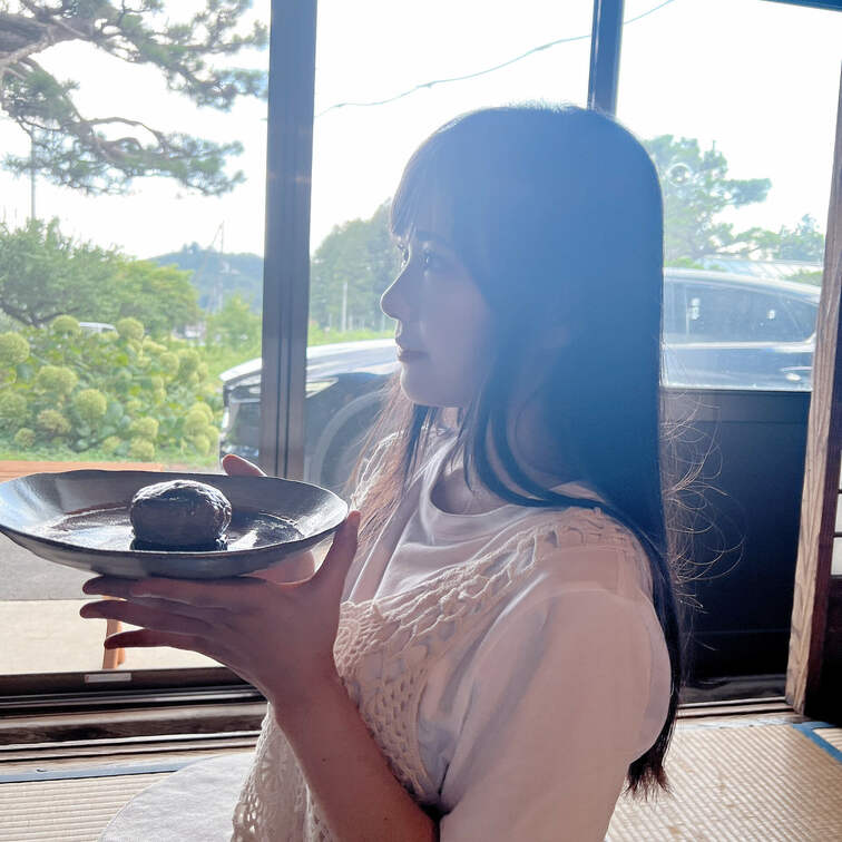 おかんが古民家カフェで撮ってくれたやつ♡
逆光で、しかも知らない人の車写ってて残念すぎる。゚(゚´ω`゚)゚。