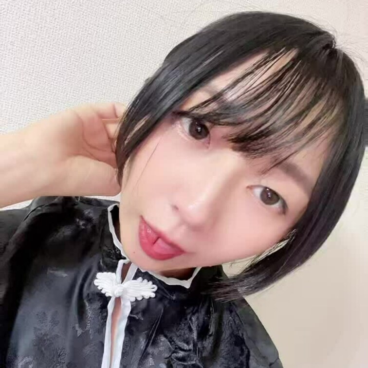 静止画カメラかと思ったら
動画撮影になってて挙動不審になる
あずさです👅🐍