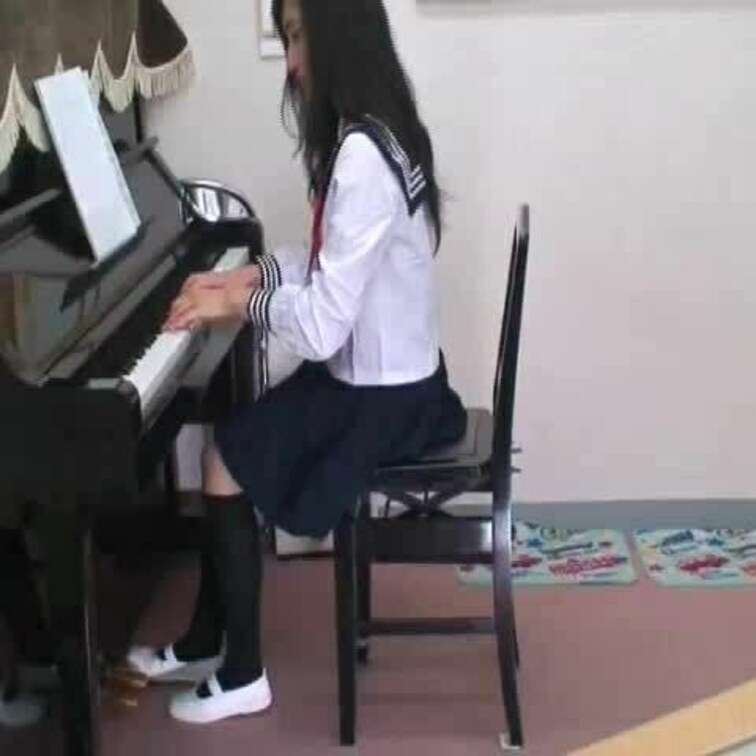 コスプレモデルの上履きでピアノペダル踏み踏み
今回のモデルさんも清楚な女の子です。
上履きで実際に演奏してもらいまし