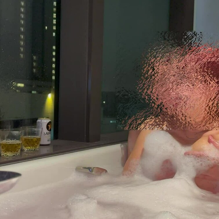 誕生日のホテルデート💕より
お風呂でのイチャイチャタイム🛁
後ろから揉みしだく絵はなかなかエロいですね🫣
後ろから