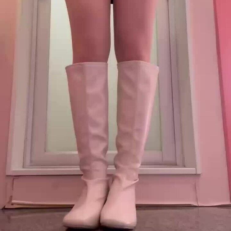 白ブーツを脱ぐ画像です。パンチラあります。ストッキングを履いています。