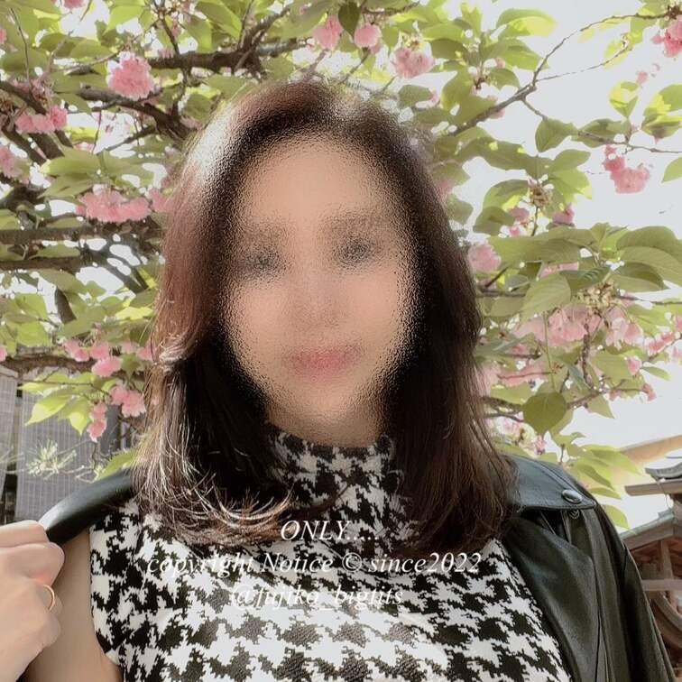 ゴールデンウィークですね✨ 私も今日からお泊まりでお出かけ♪(ちなみにバックの木は桜ではないです。似てるけど今日咲いてた