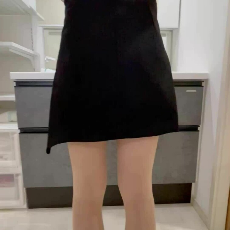 美人妻の更衣室❤️Tパンティの面積狭❤️