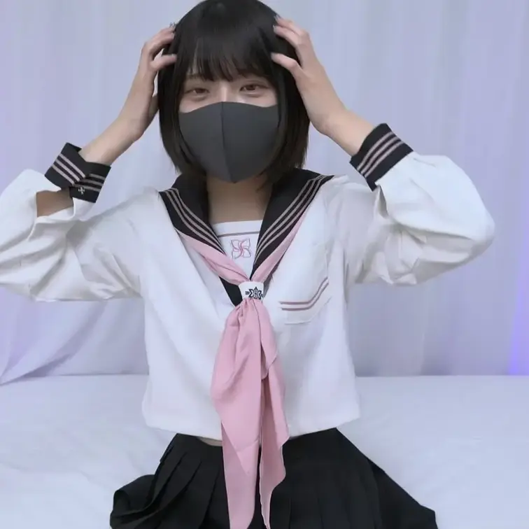新しい制服を買ったよ、という動画