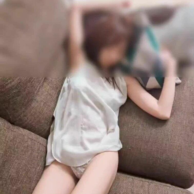 ソファーで居眠りしてる奥さんにイタズラしました😆
こんな姿で寝てたら当然イタズラされますよね😍
まずはパンツとブラを