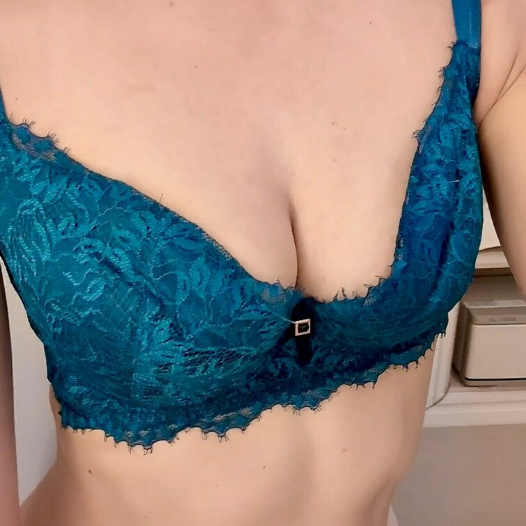 最近おっぱいが大きくなって、ブラジャーからちょっと乳首が見えちゃうの。

ドSな彼氏とドMな彼女のえっちな動画載せて