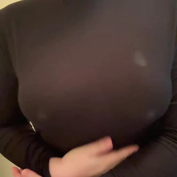 久しぶりに乳首を触ったのに腰がずっとうごきっぱなし……椅子のギシギシ音めちゃ聞こえてるかも😭
コリコリにたった乳首きも