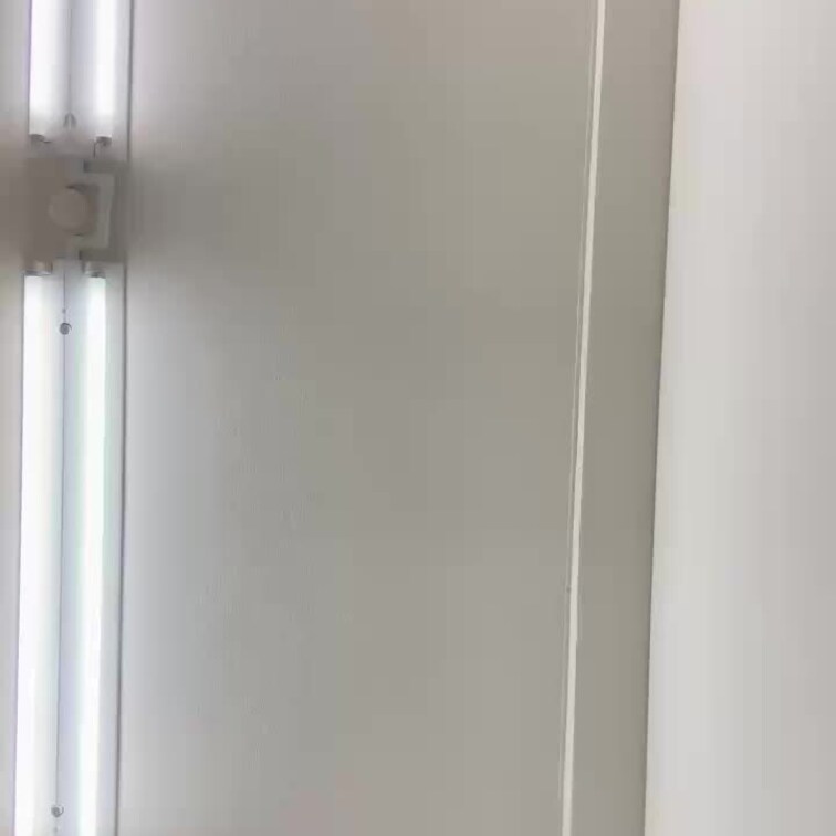 白ブーツでカメラを踏みつける画像です。