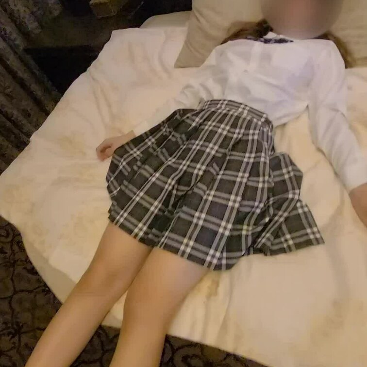 制服コス!!
久しぶりに制服を着ました🤍
卒業して約1年経つので、似合ってるか不安です、、笑