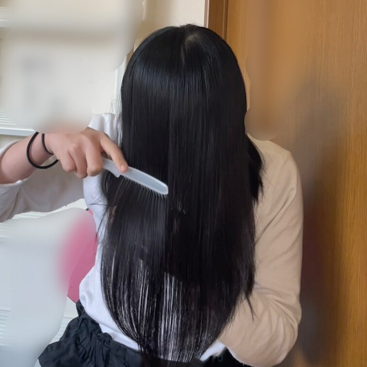 貞子ブラッシング💇🏻‍♀️
サラサラの黒髪って可愛いよね☺️

#髪フェチ #貞子 #黒髪