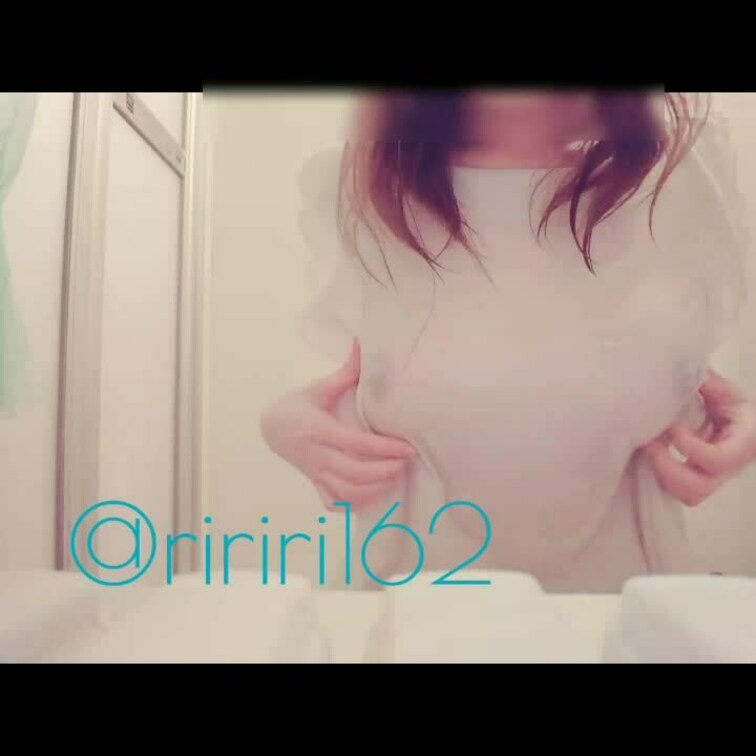 お風呂でぬるぬる乳首オナニーをしました💕気持ちよくて乳首がコリコリになっちゃってます💕
えっちな声もたくさん出てます㊙