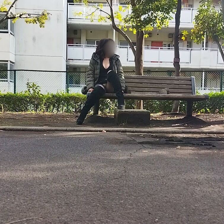 ♥️露出♥️
ベンチで開脚して下着見せてます
露出熟女見たいですか？