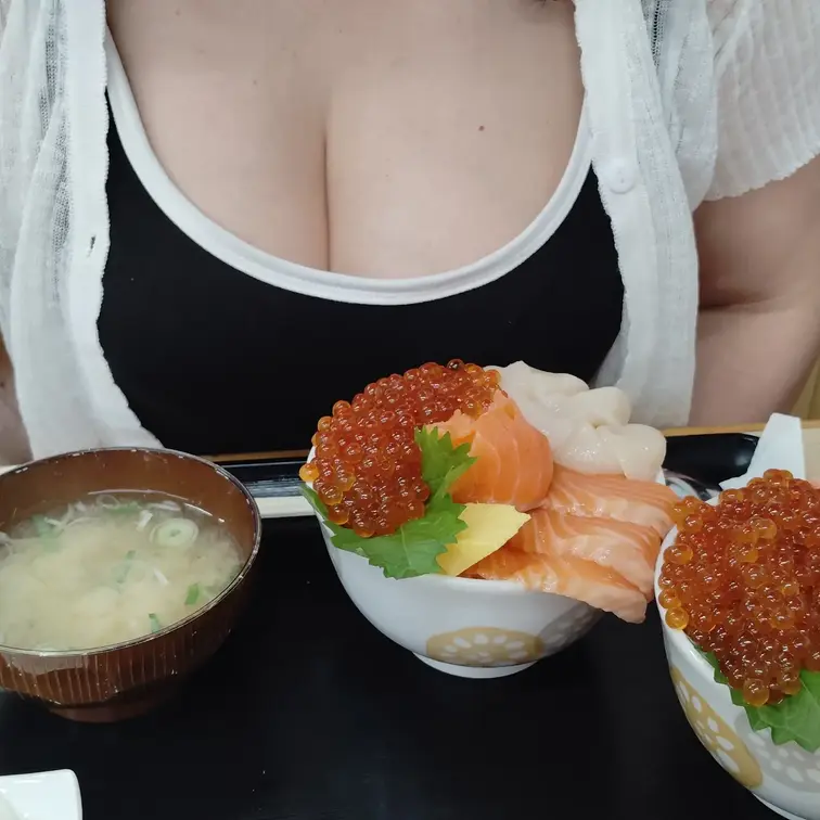 海鮮丼と巨乳