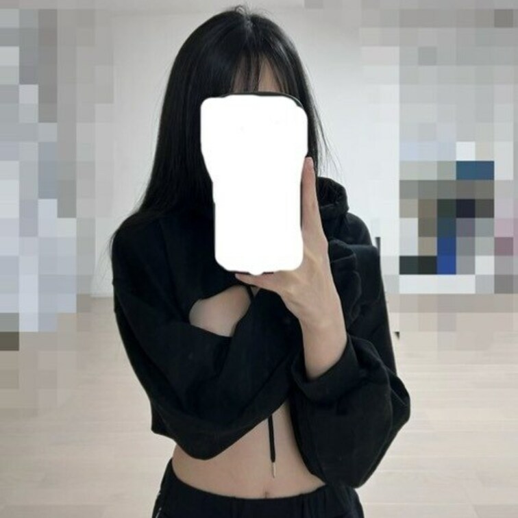 インナーなしでショート丈パーカーを着て自撮りしてもらいました😇
スワイプでおっぱい丸出し😇
場所はダンススタジオです