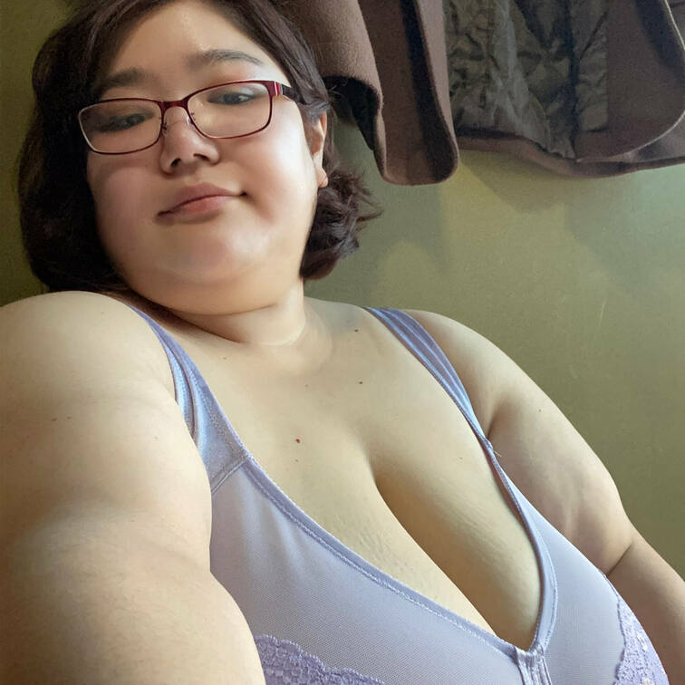 お出掛けする前にパシャリ📸すっぴん💦
薄紫のブラ姿☺️
