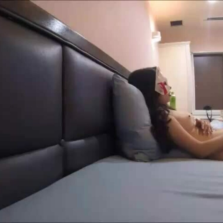 スタイル抜群のモデルをしている彼女が
仮面でプライベートな空間を公開してくれました！！

個人でのおもちゃが大好き