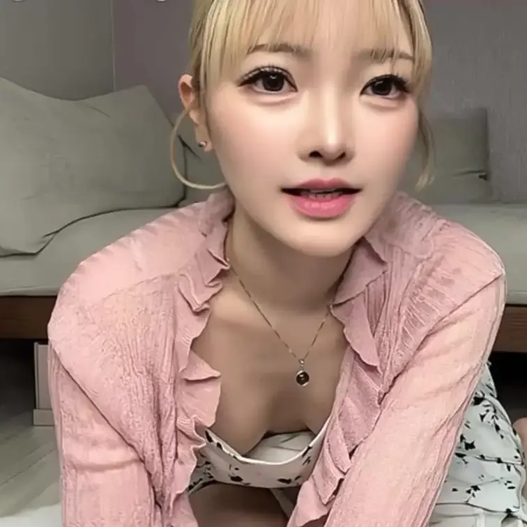 【顔出し】上の口も下の口も咥えちゃう動画になります♡

私服からどんどん脱いでいき、全裸で
ズコバコオナニー開始💓