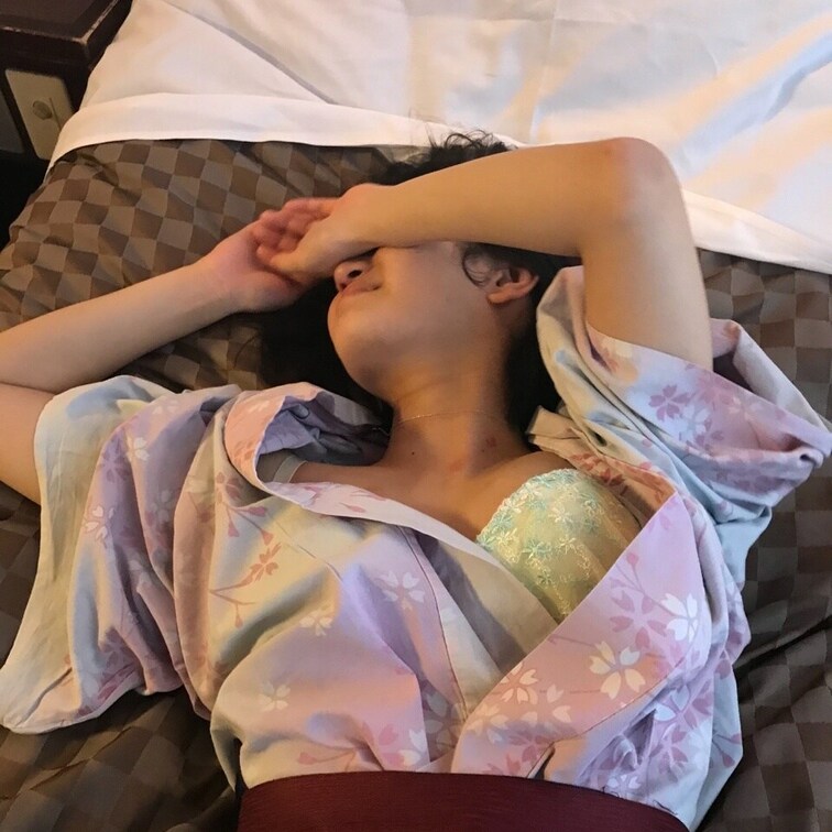 ホテルでお泊りしたときのハメハメです。
 全部脱がさないのが逆にエロいですよね。
 頭隠して尻隠さずならぬ、お顔隠し