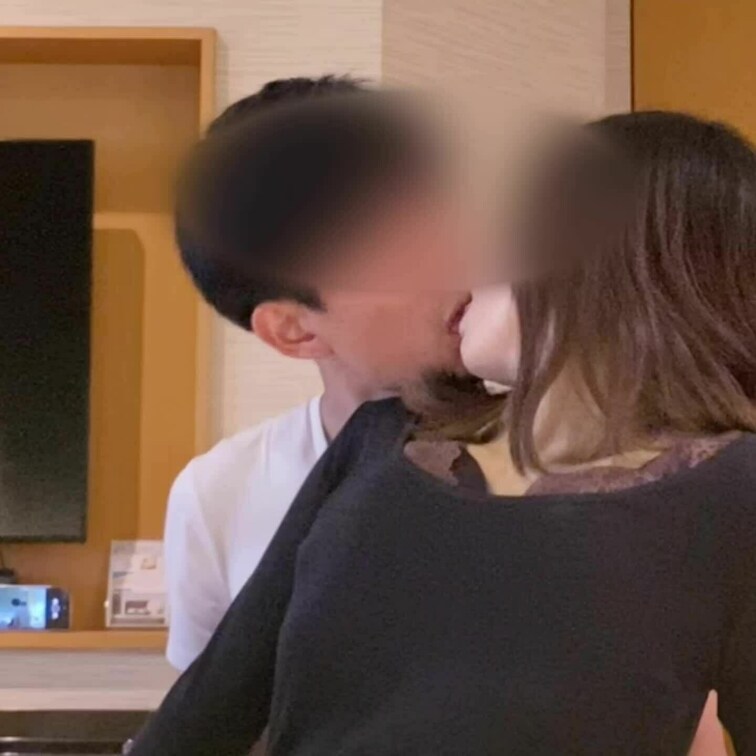 キスってめちゃくちゃ興奮しません？
昔キスシーンだけのAVを見て、ドキドキした経験があるなこは、キスが大好き！
近々