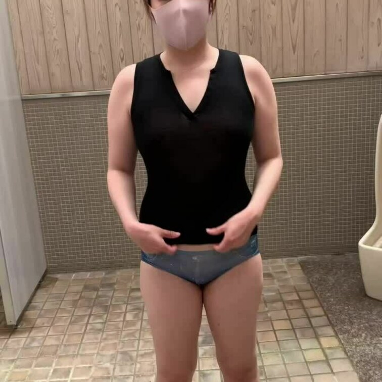 日頃は真面目なくせに小便器のアンモニア臭が
子宮を刺激するらしく真っ裸で喜んでる隣の奥さん