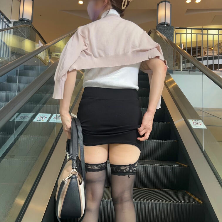 エスカレーターで前の女性がミニスカで、何やら怪しい動きしてたら…なシチュエーションです🤭