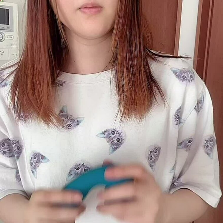 服を脱いでいき全裸でディルドオナニー14分22秒 
使っているディルドは有名(？)な青TARAという3箇所にバイブがつ
