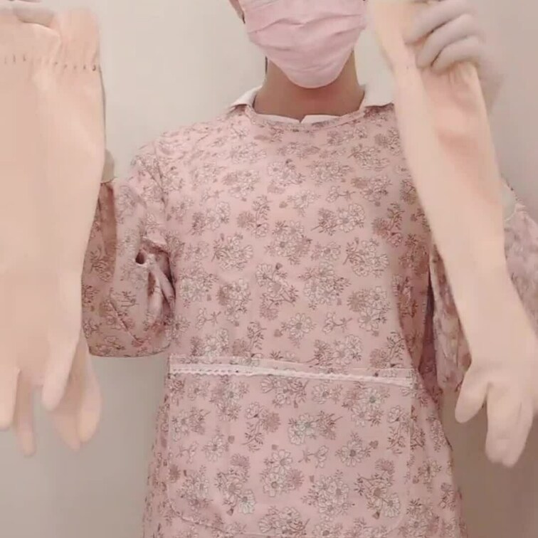 ピンクの炊事用ゴム手袋ロングはめます♡