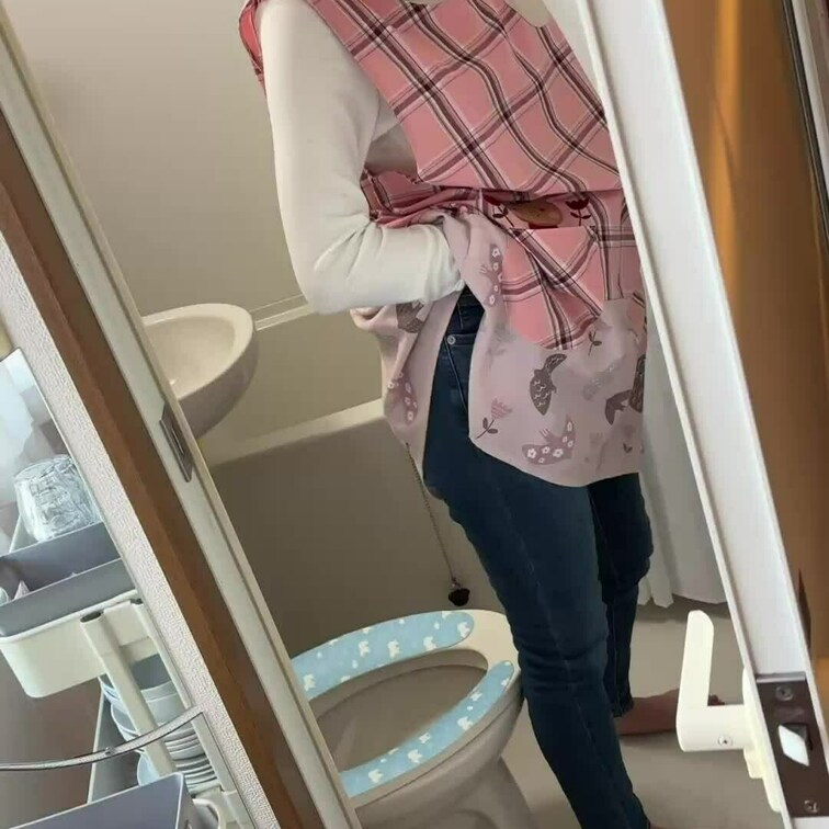 トイレでまさかの撮影タイム⁉️🚽✨
急いで準備中、見ないで〜！🤣