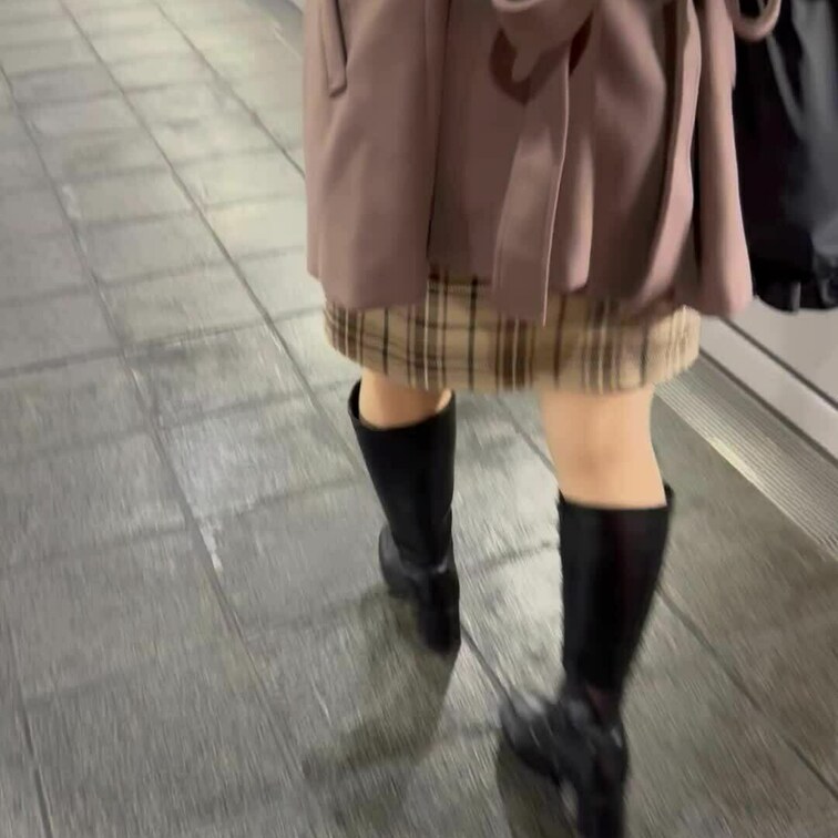 20歳ガールズバーの女の子
ナチュラルパンストとロングブーツ