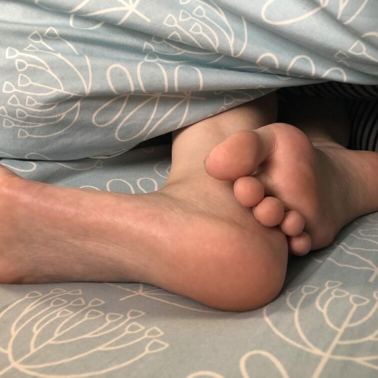 寝起きの足
