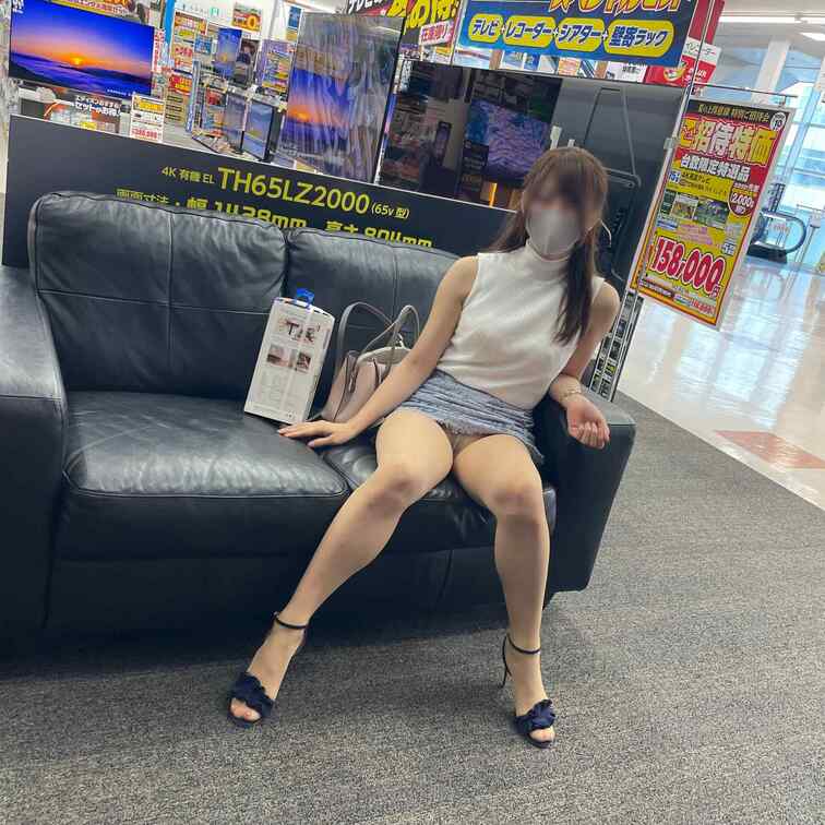 涼しい店内をプラプラして、少し路地へ。
後ろにサラリーマンさんがずっと電話？していたけど、敢えてこのまま露出しちゃいま