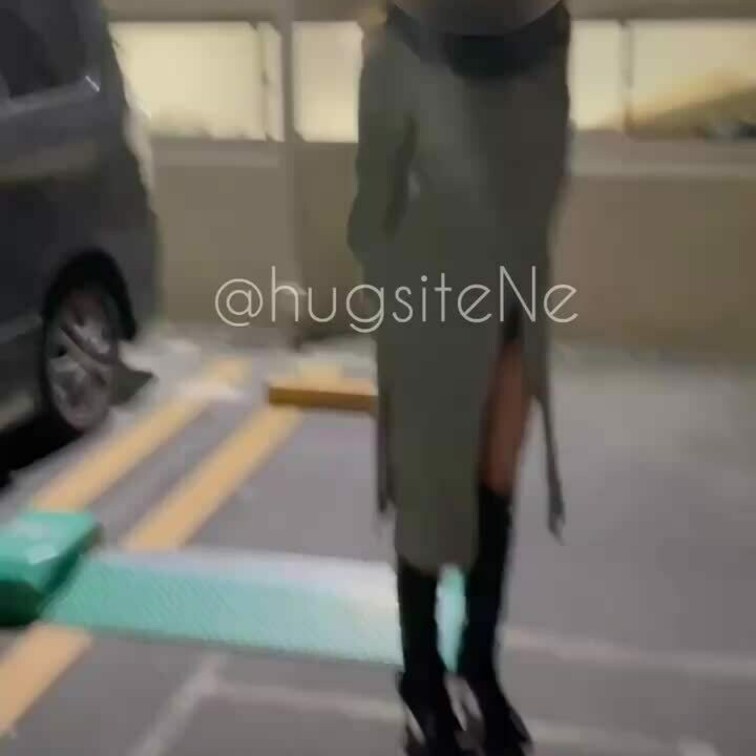 後ろから見たらニットワンピだけど、
前からだとおパンツ見えちゃってるの🤭💕笑

深夜しかこんな格好で歩けないけど、