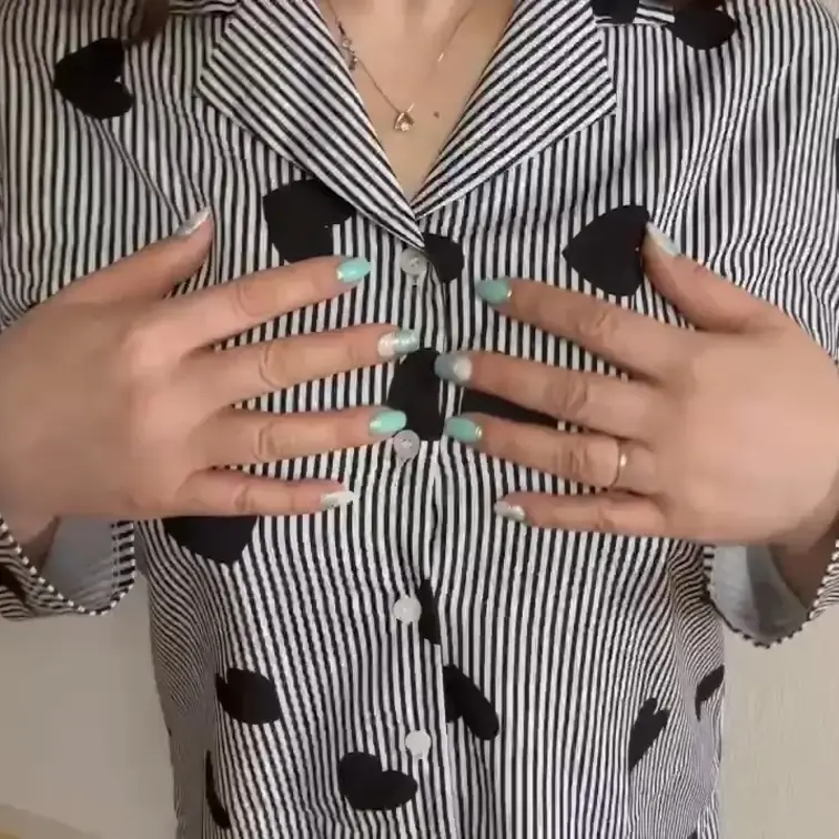 ♥️巨乳♥️キスマークだらけの巨乳

たっぷり交尾した翌朝に自撮り
今回はキスマークがたっぷり
REDは興奮する